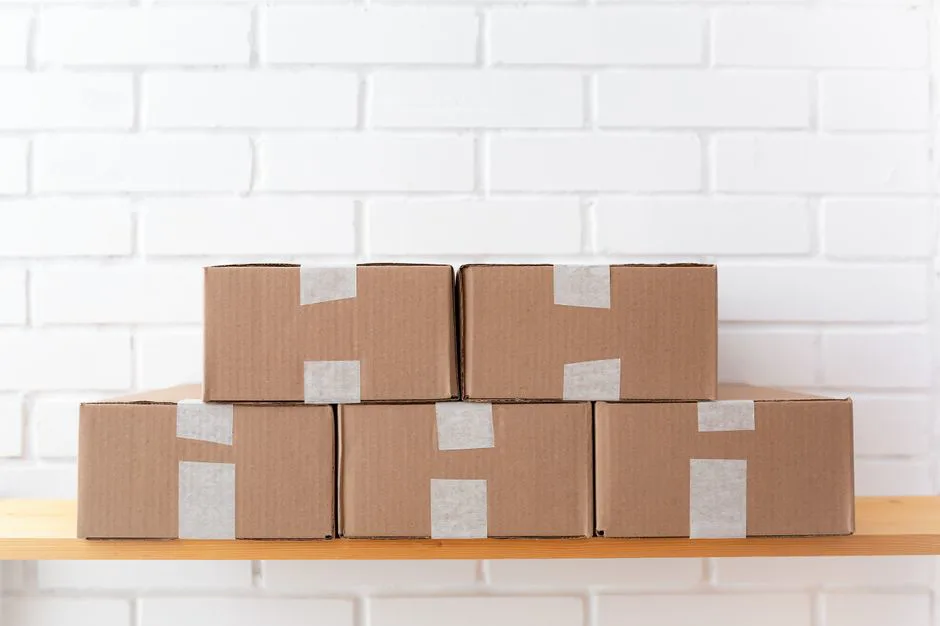 Cajas de comercio electrónico apiladas en un almacén de dropshipping
