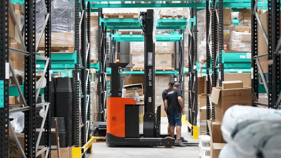 Vendedor de Amazon preparando paquetes para envío a México