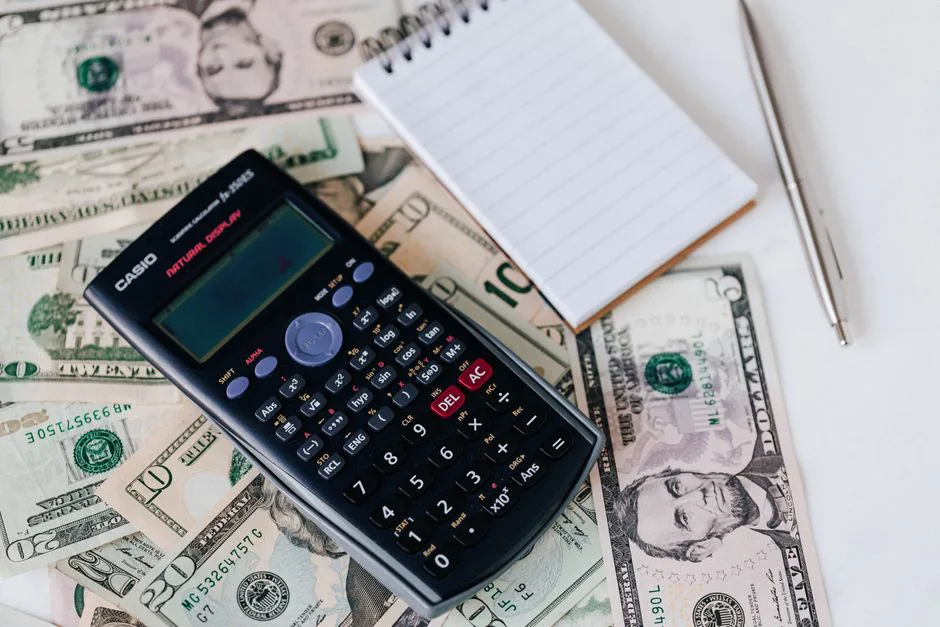 Vendedor de Amazon calculando el costo real de sus envíos cross-border de Estados Unidos a México para fijar precios con margen