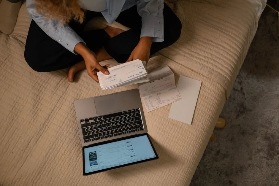Vendedor revisando reembolsos en Amazon en una laptop