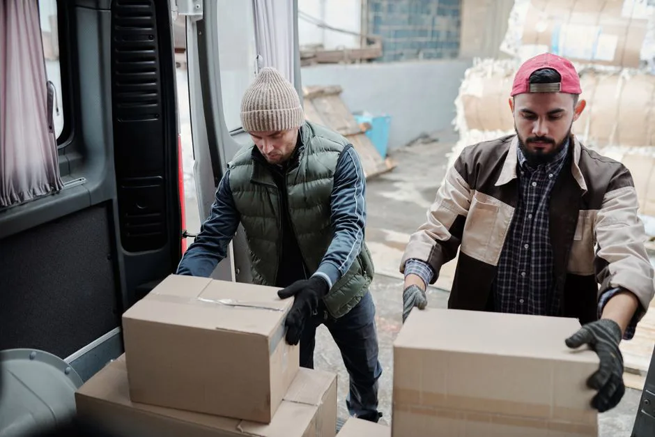 Bir depo çalışanı Meksika'ya gönderilecek Amazon kutusunu paketliyor
