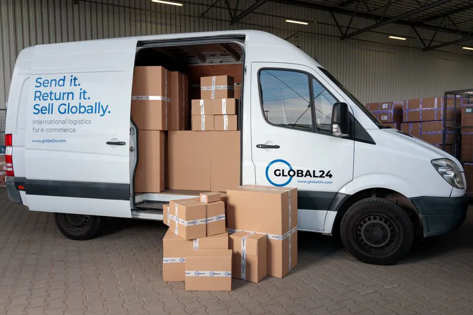 Almacén de dropshipping en México con estanterías llenas de cajas listas para envío