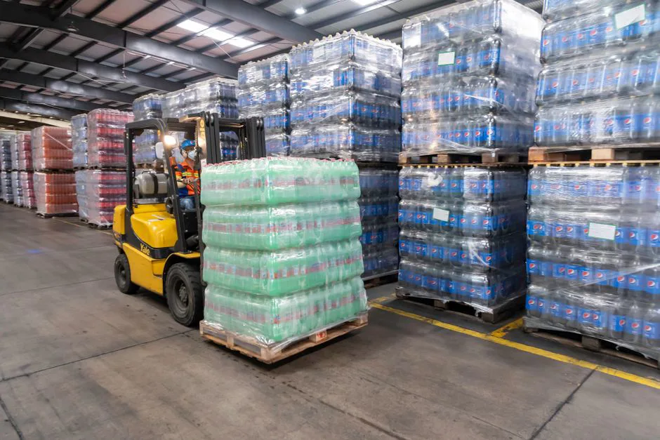 Almacén de Obserway en Hidalgo Texas con pallets de mercancía consolidada para Amazon FBA México