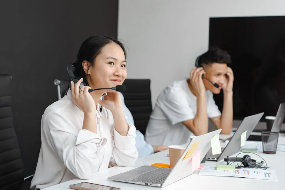 Agente de servicio al cliente en México atendiendo una llamada para resolver una devolución